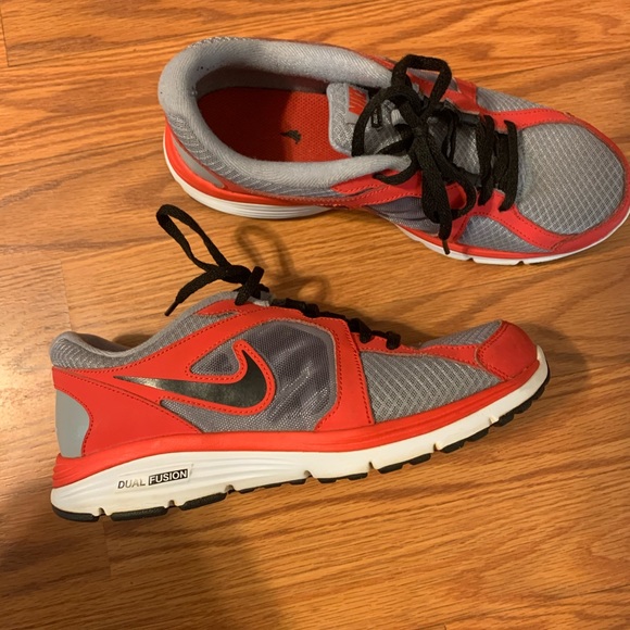 nike youth tennis shoes